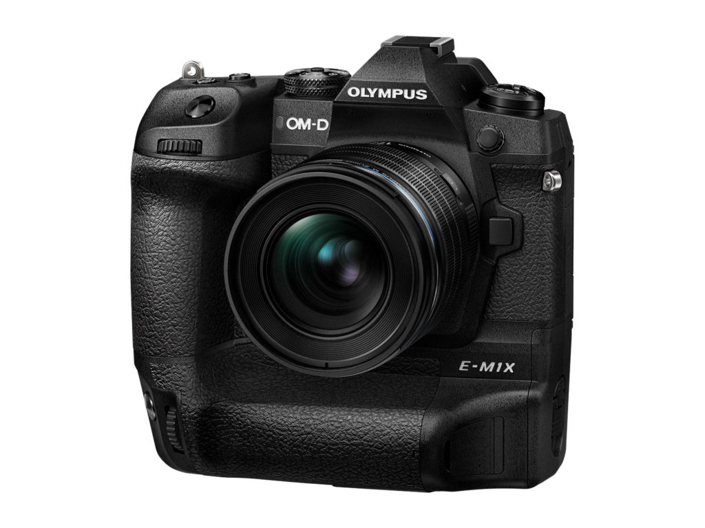 Die Olympus OM-D E-M1X mit Objektiv bei Foto Seitz