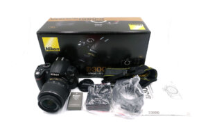 Nikon D3000 + AF-S NIKKOR 18–55mm f/3.5–5.6G VR – DSLR-Kit (ca. 11.000 Auslösungen)