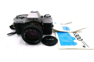 Minolta X-300 mit MD 50mm f/1,4 – Analoge Spiegelreflexkamera
